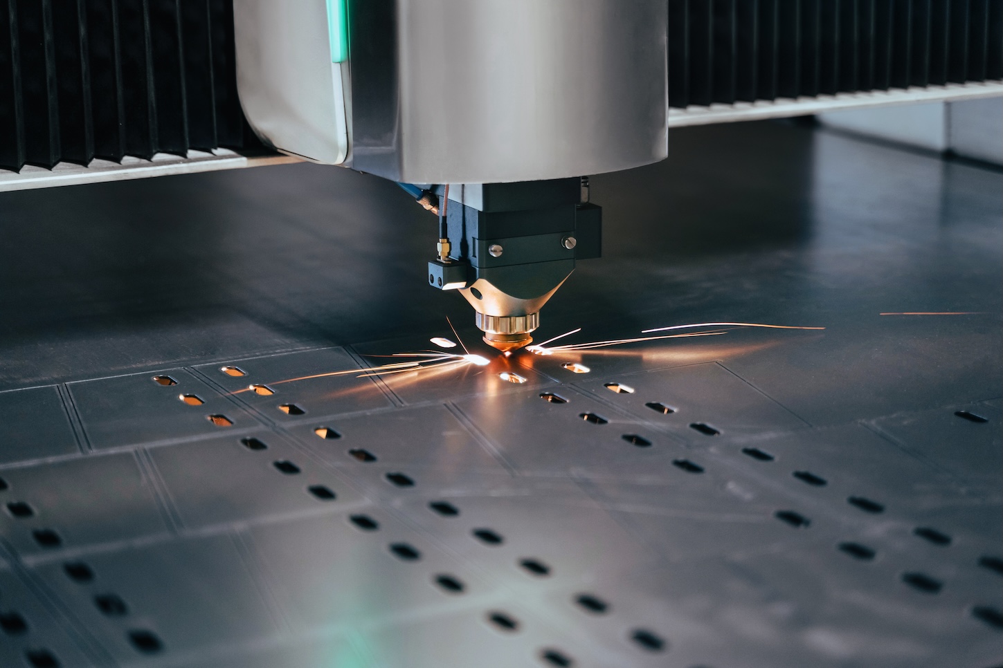 Lazer Kesim Hatlarında Sac Düzlemselliği (Flatness) ve Boy Kesme Leveler Teknolojilerinin Rolü